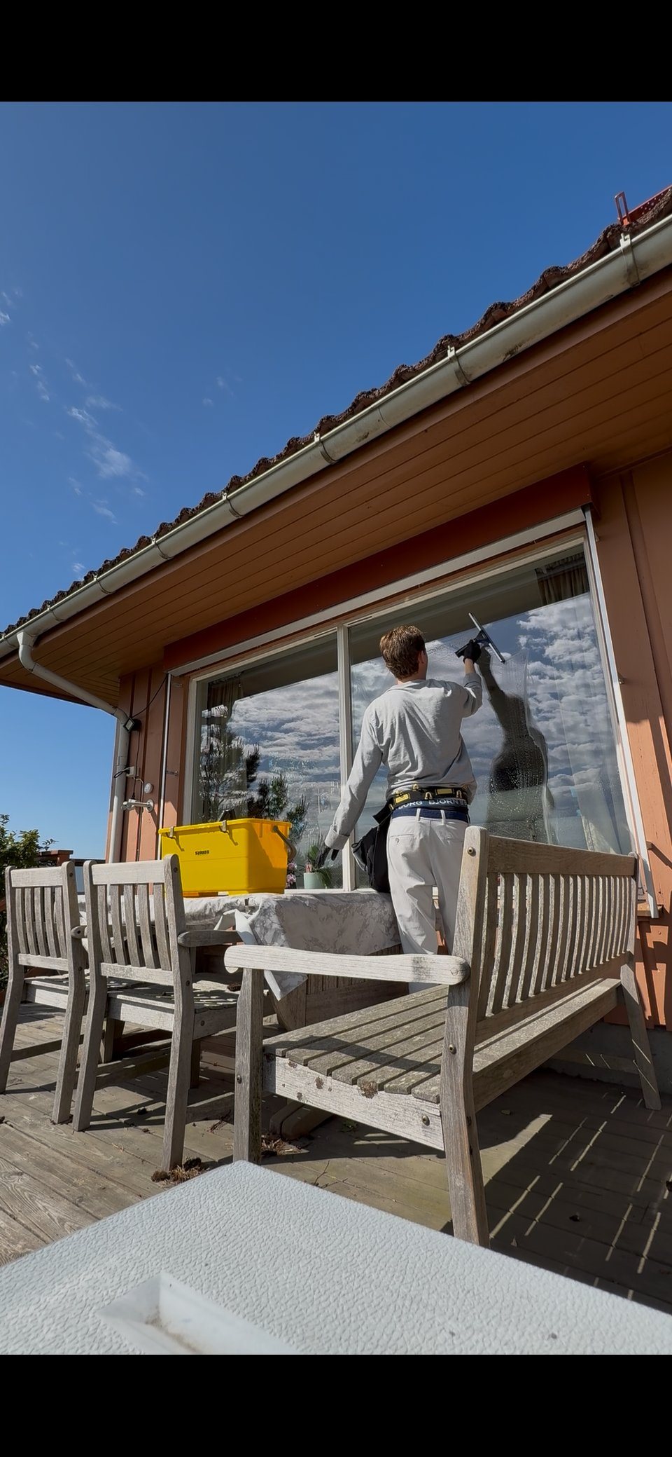 Vindusvask i Sandefjord – Krystallvask vasker store vinduer på en terrasse